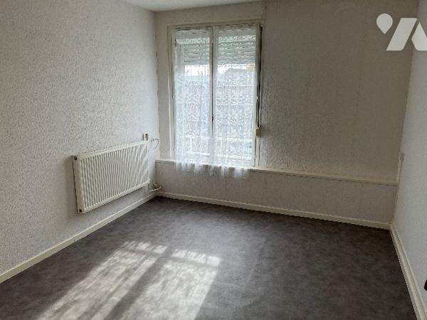 Maison d'habitation comprenant : salon, séjour, cuisine, 5 chambres, 2 salle de bains, garage, cave.