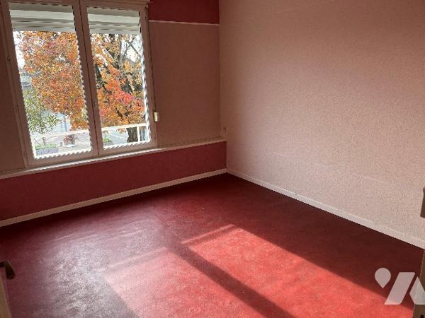 Maison d'habitation comprenant : salon, séjour, cuisine, 5 chambres, 2 salle de bains, garage, cave.