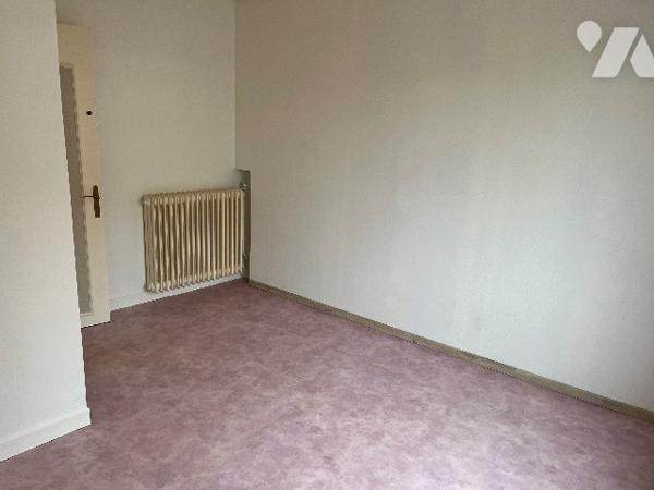 Maison d'habitation comprenant : salon, séjour, cuisine, 5 chambres, 2 salle de bains, garage, cave.