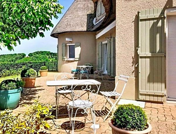 Maison de charme au toit de chaume, grand terrain avec piscine