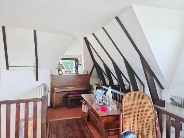 Maison de charme au toit de chaume, grand terrain avec piscine