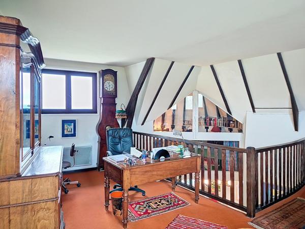 Maison de charme au toit de chaume, grand terrain avec piscine