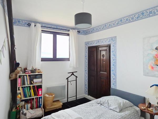 Maison de charme au toit de chaume, grand terrain avec piscine