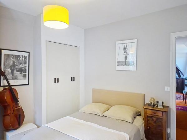 Maison de charme au toit de chaume, grand terrain avec piscine