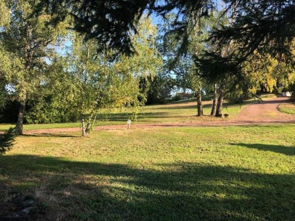 Maison de charme au toit de chaume, grand terrain avec piscine