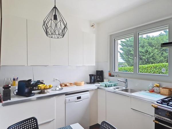 Maison de charme au toit de chaume, grand terrain avec piscine