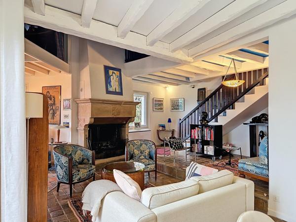 Maison de charme au toit de chaume, grand terrain avec piscine