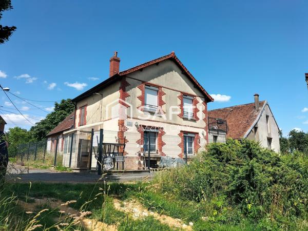 Maison ancienne rénovée avec 3 chambres dans un environnement calme avec un étang en commun.