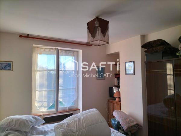 Maison ancienne rénovée avec 3 chambres dans un environnement calme avec un étang en commun.