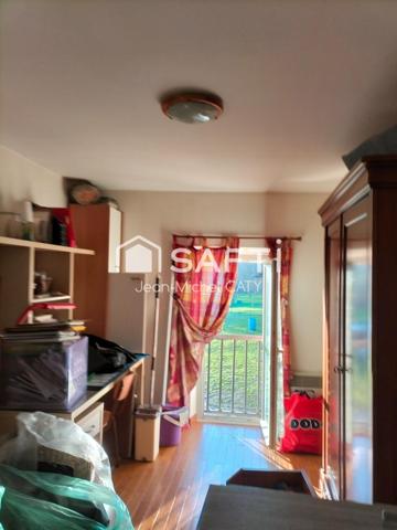 Maison ancienne rénovée avec 3 chambres dans un environnement calme avec un étang en commun.