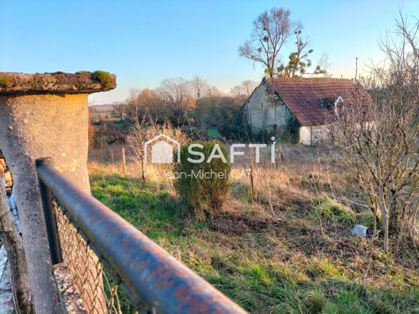 Maison ancienne rénovée avec 3 chambres dans un environnement calme avec un étang en commun.