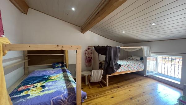 SOUS OFFRE. Maison de caractère 3 chambres avec atelier voûté au coeur du village