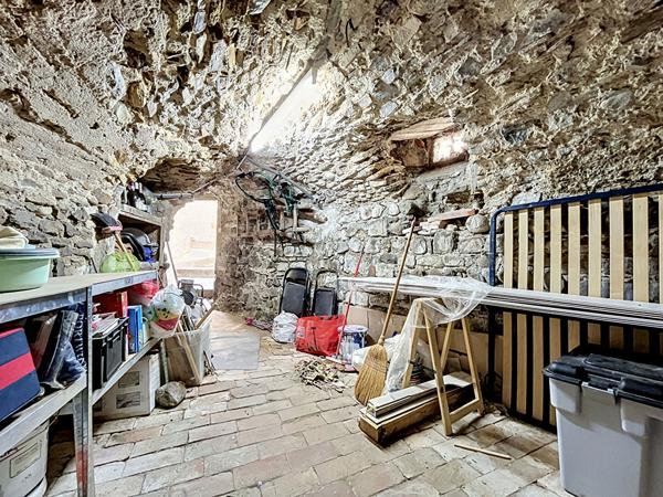 SOUS OFFRE. Maison de caractère 3 chambres avec atelier voûté au coeur du village