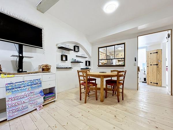 SOUS OFFRE. Maison de caractère 3 chambres avec atelier voûté au coeur du village