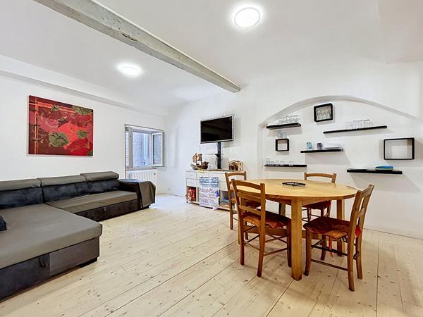 SOUS OFFRE. Maison de caractère 3 chambres avec atelier voûté au coeur du village
