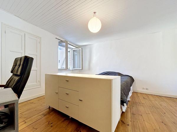 SOUS OFFRE. Maison de caractère 3 chambres avec atelier voûté au coeur du village
