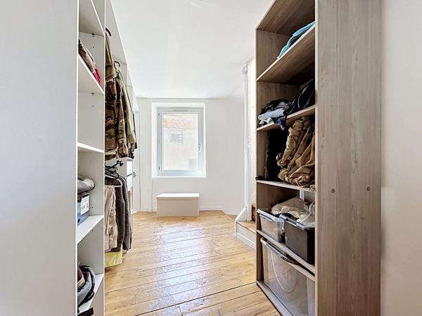 SOUS OFFRE. Maison de caractère 3 chambres avec atelier voûté au coeur du village