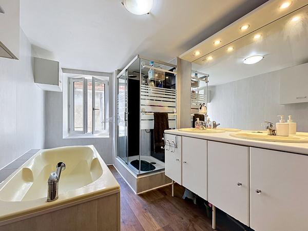 SOUS OFFRE. Maison de caractère 3 chambres avec atelier voûté au coeur du village