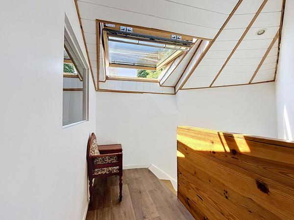 SOUS OFFRE. Maison de caractère 3 chambres avec atelier voûté au coeur du village