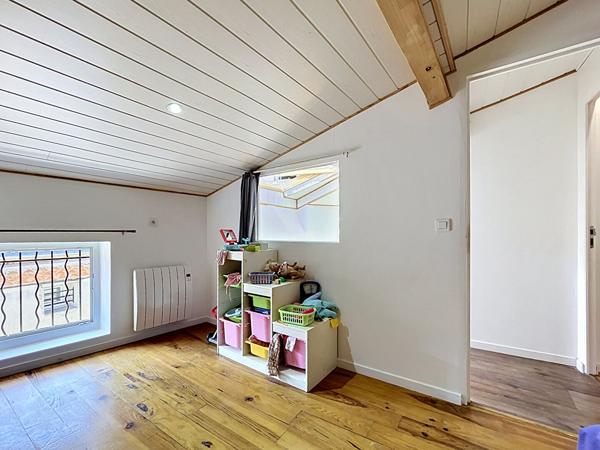 SOUS OFFRE. Maison de caractère 3 chambres avec atelier voûté au coeur du village