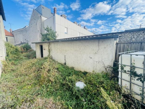 Parking
        
        - 25 m² Exclusivité 15 000 € *