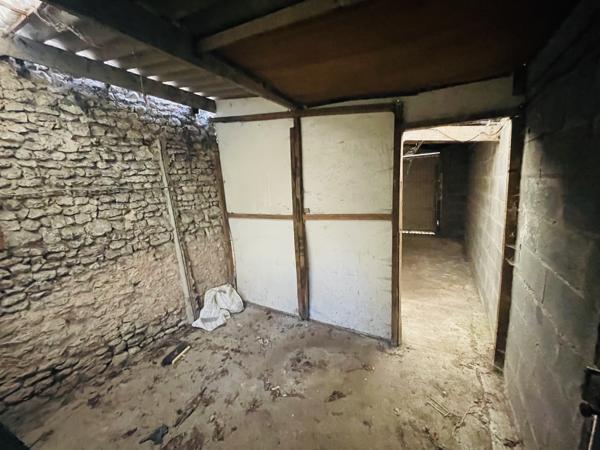 Parking
        
        - 25 m² Exclusivité 15 000 € *