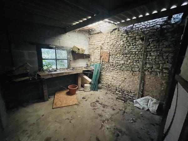 Parking
        
        - 25 m² Exclusivité 15 000 € *
