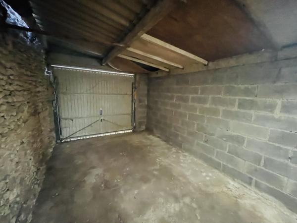 Parking
        
        - 25 m² Exclusivité 15 000 € *