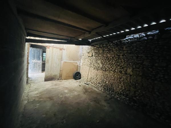 Parking
        
        - 25 m² Exclusivité 15 000 € *