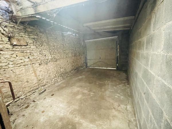 Parking
        
        - 25 m² Exclusivité 15 000 € *