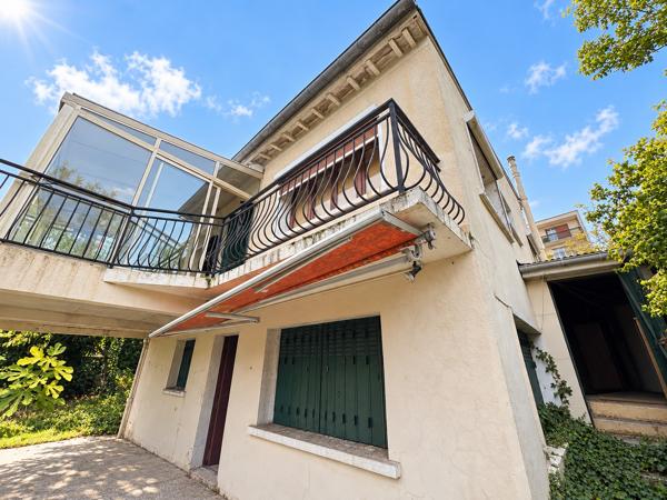 Maison
         6 pièces
        - 200 m² 650 000 € *