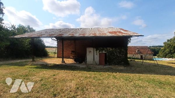 Baudres (36), fermette 5 chambres, séjour, 2 SDB, piscine chauffée, dépendances sur 2.5 ha