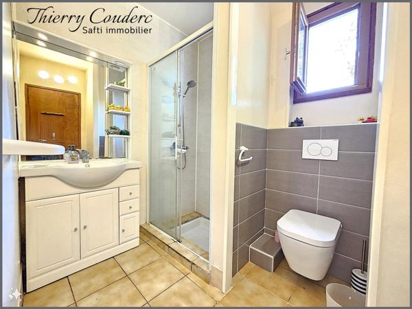 Charmant gîte avec 3 chambres et piscine chauffée.