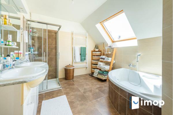 Maison familiale individuelle avec terrasse et jardin