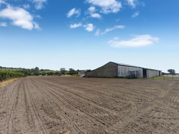 OPPORTUNITÉ D'INVESTISSEMENT RARE – PLUS DE 2 HECTARES DE TERRAIN ET R