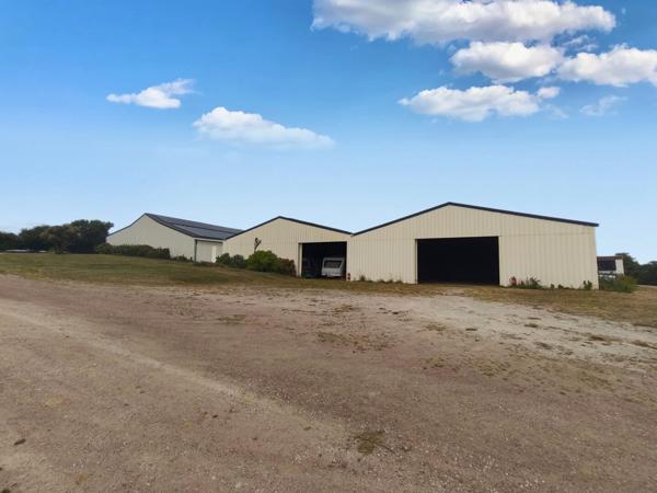 OPPORTUNITÉ D'INVESTISSEMENT RARE – PLUS DE 2 HECTARES DE TERRAIN ET R