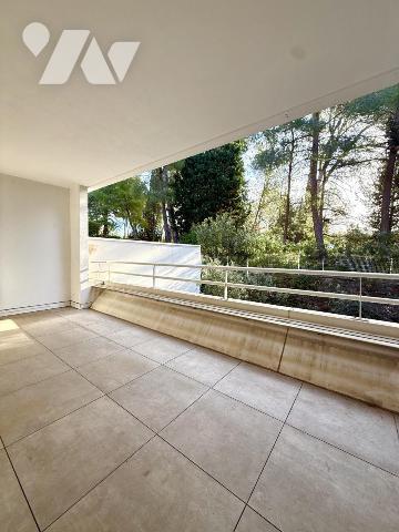 Appartement T3 avec terrasse et deux garages - AIGUELONGUE