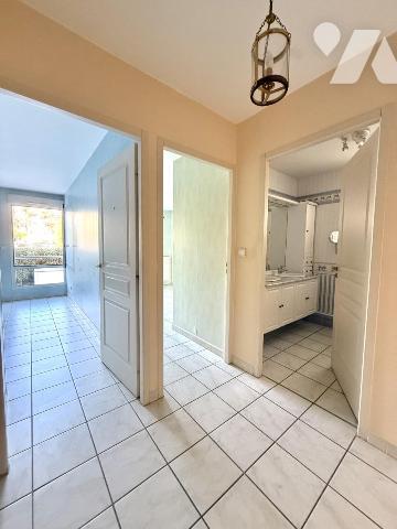 Appartement T3 avec terrasse et deux garages - AIGUELONGUE