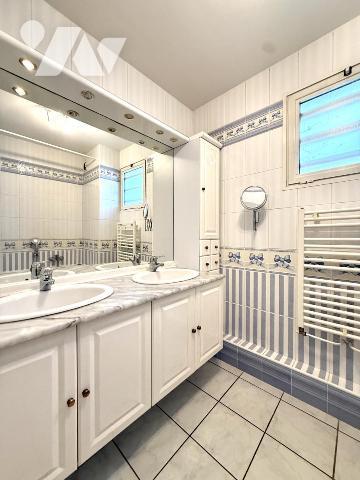 Appartement T3 avec terrasse et deux garages - AIGUELONGUE