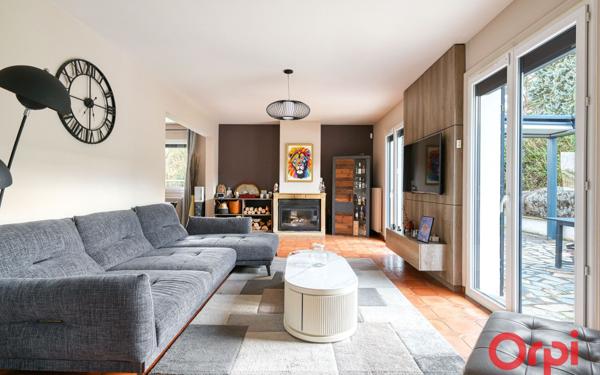 Maison à vendre    8 pièces •  Saint-Genis-Laval