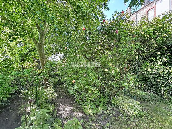 Maison de charme , 4 pièces, avec jardin exposé sud-ouest dans quartier recherché de Dinan