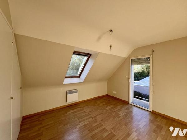 Maison non mitoyenne avec vie au RDC, dans le bourg