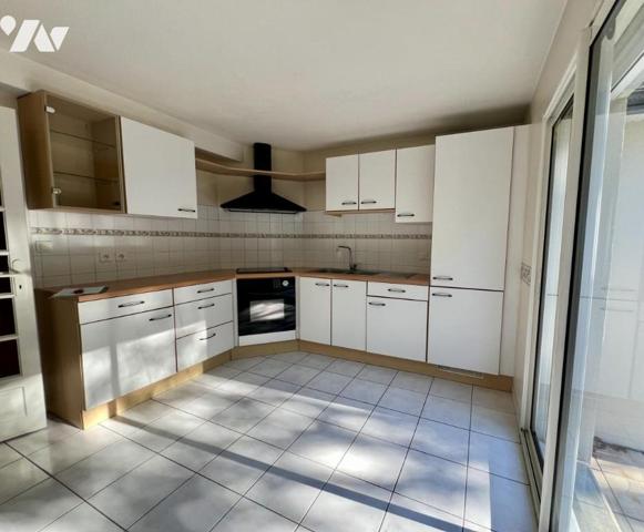 Maison non mitoyenne avec vie au RDC, dans le bourg