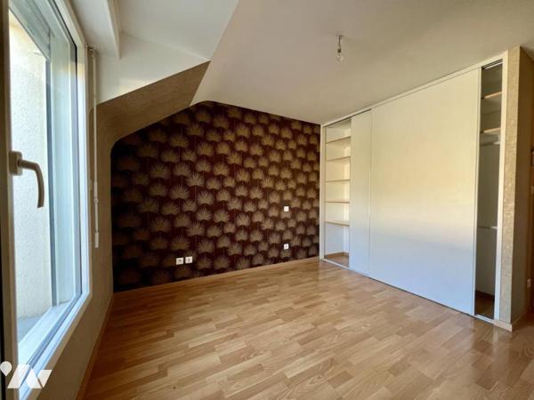 Maison non mitoyenne avec vie au RDC, dans le bourg