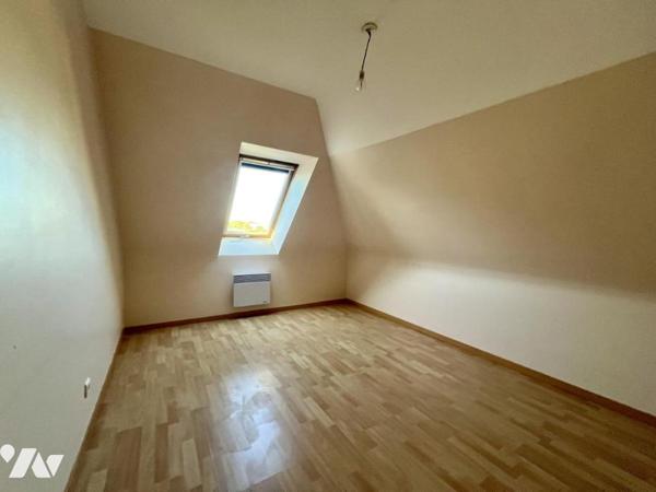 Maison non mitoyenne avec vie au RDC, dans le bourg