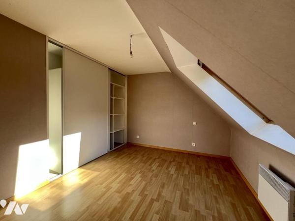 Maison non mitoyenne avec vie au RDC, dans le bourg