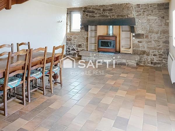 Maison en pierre dans un environnement calme et verdoyant