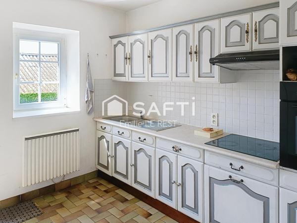 Maison en pierre dans un environnement calme et verdoyant