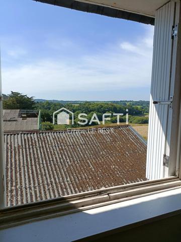 Maison en pierre dans un environnement calme et verdoyant