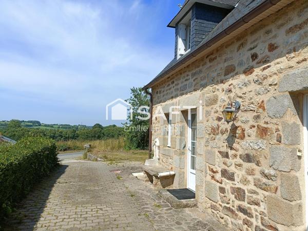 Maison en pierre dans un environnement calme et verdoyant